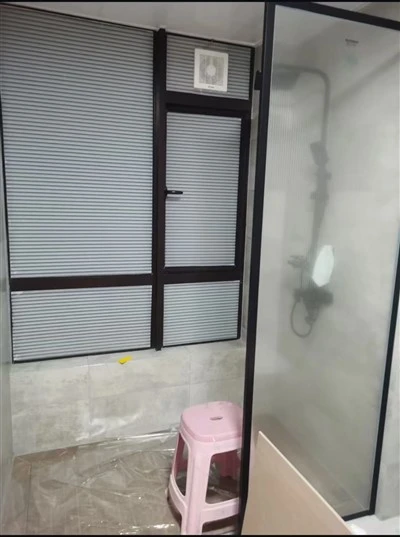 排気ファン付きアルミ窓